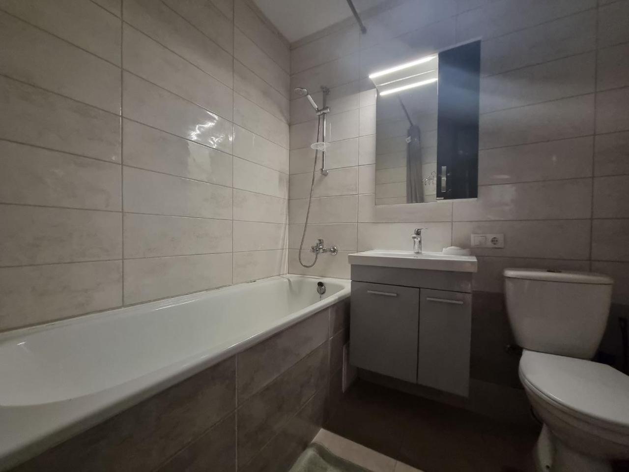 Apartment жк патриотика, метро позняки второй этаж *