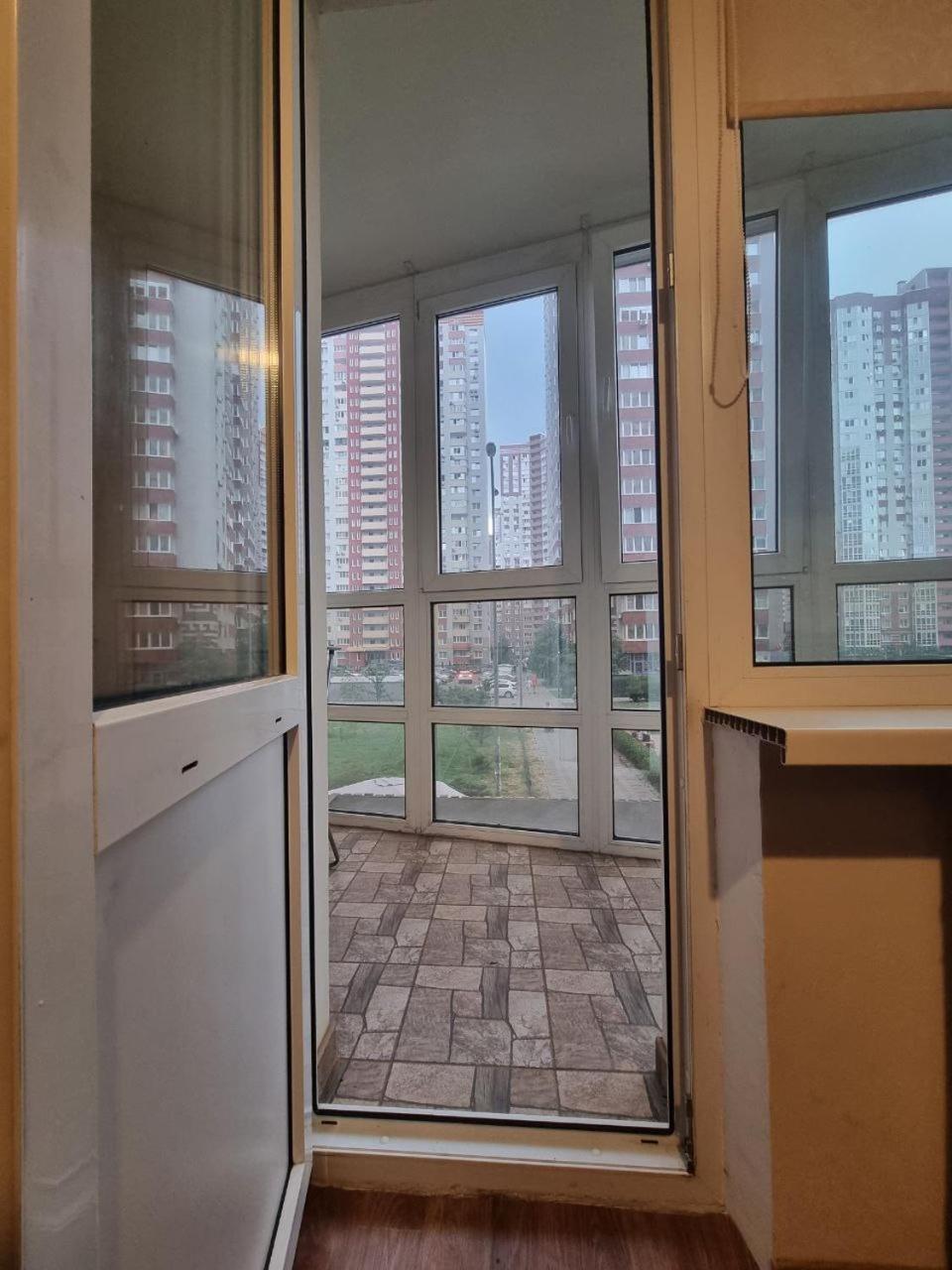 Apartment жк патриотика, метро позняки второй этаж Kyiv